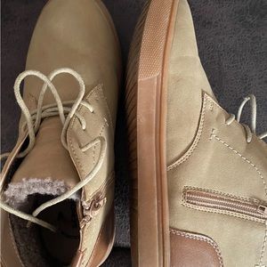 ❤️PRICE DROP‼️BOYS BOOTS SiZE 5Y, excellent condition, Tan. In color.